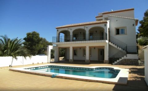 Grote comfortabele villa met 5 slaapkamers - ideaal voor grote gezinnen Zeer grote villa voor een groot gezin of 2 gezinnen (10 personen + 2 baby's). Gelegen in het exclusieve gebied van Monte Javea, is deze prachtige kwaliteitsvilla een paradijs voo...