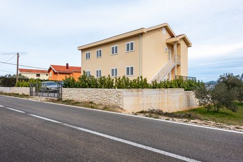 Ten prosty apartament w Nevidane ma balkon, z którego roztacza się urzekający widok na białe góry nad spokojną wodą morską. Ten kuszący apartament ma 2 sypialnie, które mogą pomieścić do 6 osób. Dom jest idealny dla rodziny lub grupy na odmładzające ...