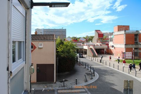 Toulouse - Mirail University. Ideal investors. A stone's throw from the metro and the Jean Jaurès faculty. Type 2 apartment of about 40m2 on the 1st floor of 4, this apartment comprises: an entrance with separate kitchen, an office of nearly 4 m2, a ...