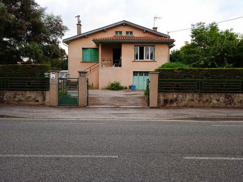 Ref 68839YM: House with great potential, in the heart of the medieval city of Mirepoix. South exposure, on a beautiful plot. You can enjoy all the activities, shops, schools without means of transport. PREFERRED LOCATION. Independent commercial agent...