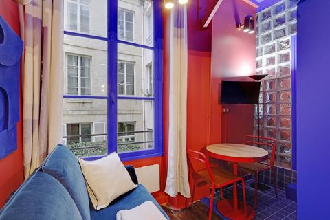 Bienvenue dans notre studio atypique et plein de charme idéalement situé au cœur du Marais, à seulement 3 minutes de la Place des Vosges. Expérience parisienne garantie ! Ce logement bénéficie d'une excellente accessibilité aux transports en commun, ...