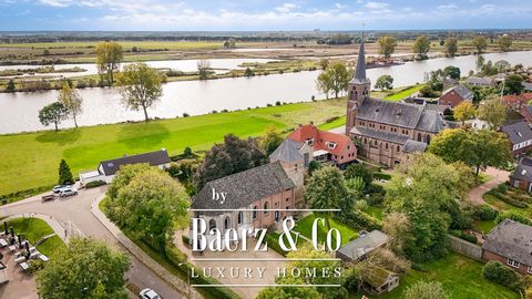 Volledig gerestaureerde en optimaal verduurzaamde voormalige kerk, een unieke combinatie van een magnifieke ruimtelijke beleving, hoog woon- en werkcomfort en luxe. Bij de kerk hoort een grote strak vormgegeven tuin, een vrijstaand bijgebouw met luxe...