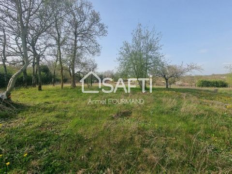 Vous rêvez de construire une grande maison sur une parcelle unique et au calme, tout en restant à proximité des commodités ? Ce terrain est fait pour vous ! Description du Bien : Surface du terrain : Parcelle constructible et viabilisée, avec une sur...