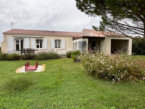 Sur la commune de Port d'Envaux à 10 min de Saintes et de tous commerces. Ce charmant pavillon de plain pied sur une terrain de 1000 m2, vous apportera le calme de la campagne sans trop vous éloigner des commerces. Il est composé d'un salon/salle à m...