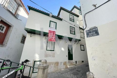 Edificio en Lisboa - Alfama, bien ubicado, que consta de 2 apartamentos (T4 y T1) y tienda. El edificio Casa do Espírito Santo en Lisboa - Alfama, es de propiedad horizontal y consta de: 2 apartamentos T4 y T1, totalmente amueblados y un local para c...