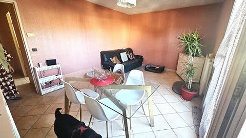 Petit prix pour un T3 de 60 m². A Draguignan cet appartement très propre peut être un premier investissement. Vous y trouverez 1 séjour, cuisine, 2 chambres une SDB et toilettes. Pour y habiter ou pour louer, il possède un cave et une place de parkin...