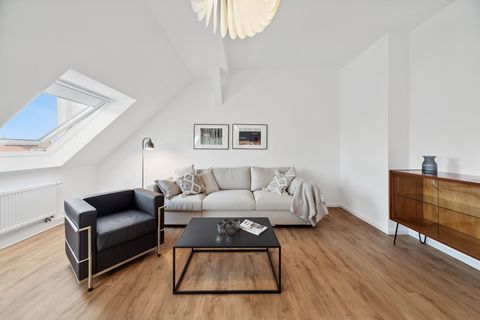 Willkommen in Ihrer neuen Luxus-Wohnung mit Dachterrasse im begehrten Gohlis-Viertel. Diese frisch renovierte Wohnung besticht durch hochwertige Ausstattung und ein modernes Designkonzept. Auf der großzügigen Dachterrasse genießen Sie entspannte Stun...