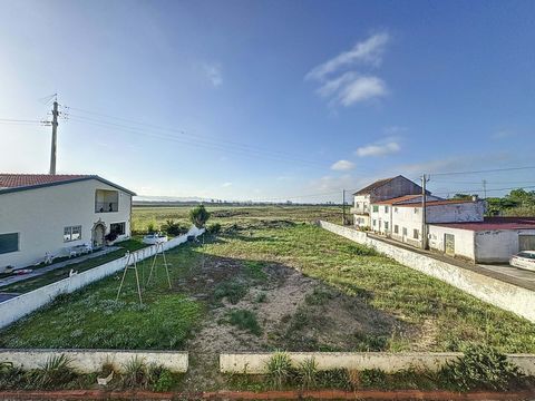 Terrain à Sao Martinho do Porto bien situé, avec une excellente exposition au soleil, quartier calme en pleine nature, proche de tous commerces et services et en plus de la plage de Sao Martinho, il est proche de belles plages telles que Salir do Por...