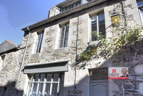 EXCLUSIVITY. Côtes d'Armor. 22220. Jo Gloaguen offers you in Tréguier Cité de caractère, semi-detached town house of 94 m2 (85 m2 of living space). 3 rooms, 1 bedrooms (2 possible). On the ground floor: Entrance, Room with window for residential or c...