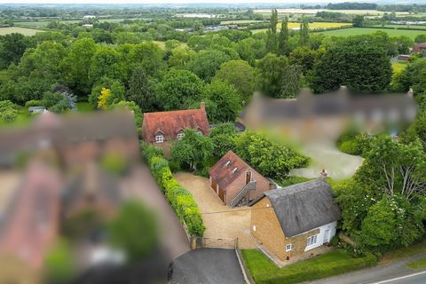 Dieses wunderschön präsentierte Einfamilienhaus im charmanten Dorf Napton bietet eine perfekte Mischung aus Charakter und modernem Komfort. Mit vier Schlafzimmern ist diese Immobilie für vielseitiges Wohnen mit geräumigen Räumen konzipiert und schön ...