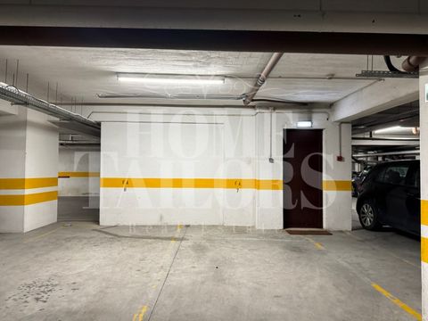 Parking space with about 13m2 on the -1 floor located at Rua Manuel Rodrigues da Silva 12, in Telheiras. Excellent business opportunity. Located in the Prime area of Telheiras, 1min from the mainland and the Supera Gymnasium. With excellent access an...