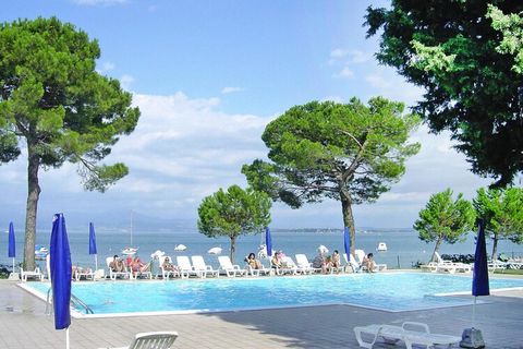 Posizione privilegiata: residence bello e tranquillo con accesso diretto alla spiaggia e splendida vista sulla penisola di Sirmione e Desenzano sul Lago di Garda sud-occidentale. I moderni appartamenti sono ospitati in case a schiera raggruppate atto...