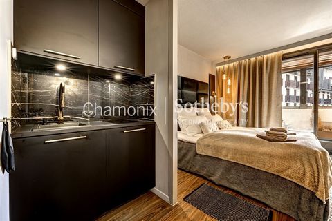 Эксклюзивность - Chamonix Sotheby's International Realty представляет студию Velvette, элегантно отремонтированную и расположенную в центре Шамони, рядом с канатной дорогой Эгюий-дю-Миди. К услугам гостей просторная деревянная терраса, выходящая на з...