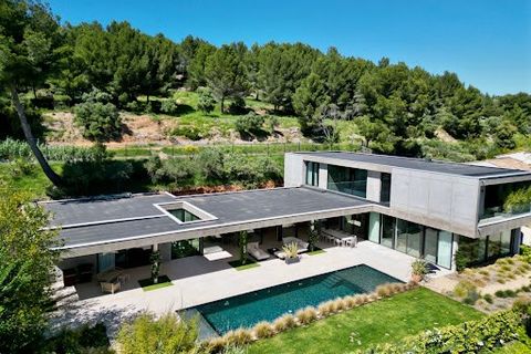 A superb ultra-contemporary creation. A unique location, a rare object... Situated in Maussane's most sought-after neighborhood, in a peaceful setting yet within walking distance of the village center and its shops, this property is a definite winner...