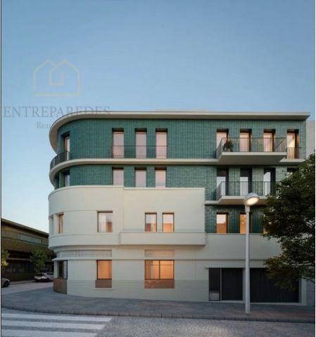 Appartement de 2 chambres à vendre dans le centre d'Espinho avec garage et ascenseur, à côté de la plage. Le développement 1831 Domum Appartamenti, à Espinho, est un bâtiment classé comme patrimoine culturel de l'architecture moderniste. Un bâtiment ...