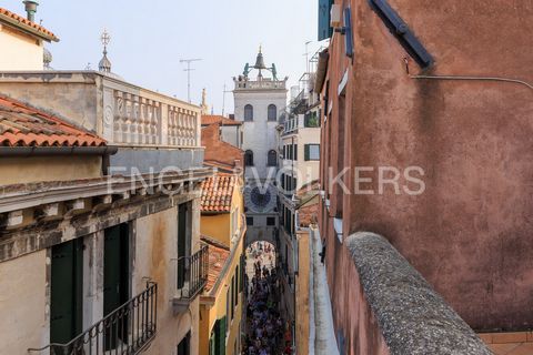 Ort: San Marco, Venedig San Marco ist das Herz der Stadt Venedig, das bekannteste und prestigeträchtigste Stadtviertel. Von jedem Punkt aus sind sowohl der Markusplatz als auch das Teatro della Fenice zu Fuß erreichbar. Dieser Bereich ist auch sehr g...