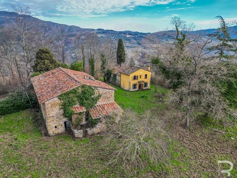 Questa casa colonica, che si trova a soli 20 minuti da Firenze, ha un potenziale incredibile. Dalle foto è facile capire che la proprietà necessita di una completa ristrutturazione. Ma è proprio questo fatto che rende questo rustico così interessante...