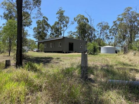 Willkommen in Ihrem Traumrefugium im Herzen von Waterloo, QLD, Australien. Diese charmante private Oase ist ein atemberaubendes ländliches Anwesen, das ein Traum ist Wahr werden für alle, die einen friedlichen und nachhaltigen Lebensstil suchen. Eing...