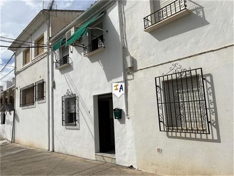 Dit herenhuis met 3 slaapkamers ligt in de populaire historische stad Zagrilla Alta van Priego de Cordoba in Andalusië, Spanje. Gelegen aan een rustige straat dicht bij de rand van de stad met een prachtig rustig parkgebied met volwassen bomen en ope...