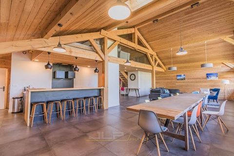 St Gervais hillside of Bettex - Authentic Savoyard farmhouse completely renovated and arranged into 2 fully independent apartments. Benefiting from a unique volume of 415 m2 with exposed beams, spacious living areas, 10 quality bedrooms/bathrooms, fu...