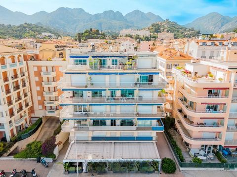 MENTON Front Mer befindet sich in der obersten Etage, nur wenige Schritte von den Stränden entfernt, in einer ruhigen Eigentumswohnung, bieten wir eine Wohnung am Meer zum Verkauf an, die sich in der obersten Etage mit Aufzug befindet. Das Anwesen be...