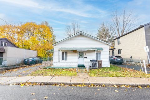 * Parfait pour investisseur, contracteur et/ou acheteur désirant rénover et devenir propriétaire pour pratiquement le prix d'un loyer. Maison à rénover au coeur du vieux Sainte-Thérèse Découvrez cette maison pleine de potentiel située dans le quartie...