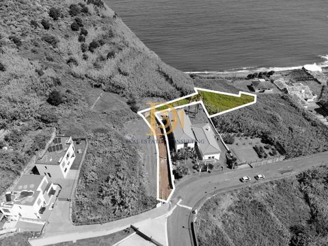 Opportunità unica a São Vicente: terreno con vista sul mare e potenziale per la casa dei tuoi sogni! Situato a Terra Chã, São Vicente, questo appezzamento di terreno pianeggiante da 200.000 euro offre una vista mozzafiato sul mare e la possibilità di...