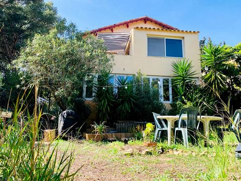 A proximité de la mer, au coeur d'un environnement boisé et paisible, cette propriété unique s'étend sur un terrain d'environ 1 100 m². Parfait pour les amoureux de la nature, les familles ou les investisseurs, le bien se compose de deux maisons indé...