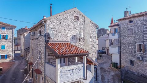 Location: Istarska županija, Brtonigla, Brtonigla. Istrien, Brtonigla, Reihenhaus in einer ruhigen Straße! Nur wenige Schritte vom Zentrum des charmanten Brtonigla entfernt erwartet Sie dieses autochthone Reihenhaus aus Stein mit zwei Wohnungen. Die ...