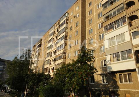 Арт. 68026940 Продается 4-комнатная квартира на Пихтовке (Вагонка). Планировка изолированная. Санузел раздельный. Установлены пластиковые окна, в двух комнатах — алюминиевые батареи, балкон застеклен алюминиевым профилем. На полу — линолеум. В кварти...