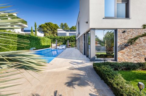 VILLA AVEC PISCINE, VENTE, FAŽANA, 300 m2 Villa de luxe avec piscine avec belle vue sur la mer, surface habitable totale de 300 m2, est située dans un endroit calme à seulement 100 m de la mer et de belles promenades, et à 500 m du centre-ville. La v...