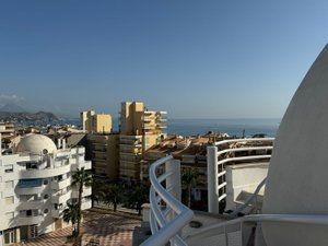 Ontdek het penthouse van uw dromen in El Campello, Alicante! Dit penthouse ligt op slechts 150 meter van het strand en de charmante boulevard, omgeven door een levendige sfeer met restaurants, ijssalons en een jachthaven. Gelegen op de bovenste verdi...