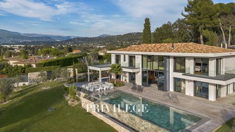 En Co-Exclusivité Dans l’un des quartiers les plus prisés de Mougins, cette villa d’architecte neuve incarne l’excellence. Accessible aux personnes à mobilité réduite, elle s’étend sur 328 m2 de surface habitable, intégrant un studio indépendant de 2...