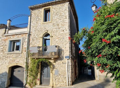 Near Sommières, in a typical village of the Gard, charming stone house of 160 m2 of living space on 3 levels. The bright and warm living room is adjacent to the equipped kitchen and its patio. The bedrooms are large: a master suite with shower room a...