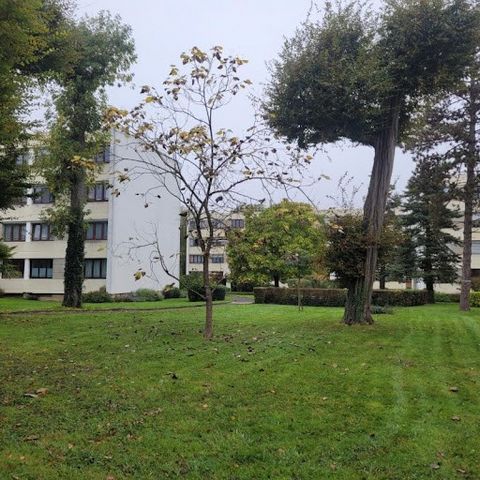 Nathalie MAZBANIAN vous propose ,en EXCLUSIVITE, ce bel appartement ,situé au DERNIER ETAGE, proche toutes commodités, . offrant: entrée avec placard, cuisine aménagée avec cellier, séjour ,2 chambres de 16 et 11m², salle de bains , W.C séparés Ce lo...