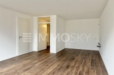 Kernsanierte Wohnung mit Balkon und Aufzug Treten Sie ein in ein geräumiges Schlafzimmer, welches Ruhe und Erholung verspricht. Das moderne Badezimmer mit Dusche bietet Ihnen den Komfort, den Sie verdienen. Eine praktische Abstellkammer sorgt für zus...