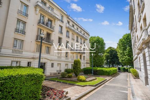 AGENTE ESCLUSIVO - L'agenzia Vaneau vi offre un locale di servizio di 19 m2 al piano terra (12,5m2 Carrez), situato in una piazza tranquilla, boscosa e sicura, vicino al ricercatissimo Ippodromo d'Auteuil. Ristrutturato nel 2024, è composto da una zo...