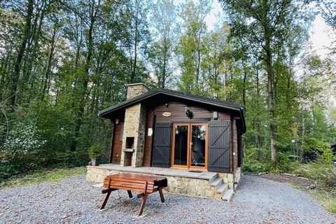 Este chalet está equipado con 2 dormitorios pero tiene capacidad para un máximo de 2 personas y 2 niños menores de 12 años. Amplio salón con zona de estar, TV, estufa de leña y zona de comedor. Cocina abierta con 4 placas eléctricas, horno microondas...