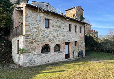 Marsciano (PG), Loc. Castiglione della Valle: Nei pressi del centro, due casali in pietra e mattoni faccia a vista di 90 mq circa ciascuno composto da: - Casale Soppalco: soggiorno, cucina abitabile e bagno con doccia al piano terra; una camera matri...