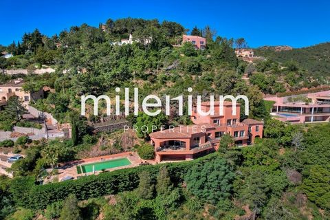 Agentur: Millenium Properties Referenz : BP 1870 Nur 30 Minuten vom Flughafen Nizza und wenige Minuten von Cannes entfernt, entdecken Sie diese außergewöhnliche Villa. Auf vier Etagen mit Aufzug gelegen, bietet es ca. 700m² Wohnfläche auf einem Grund...