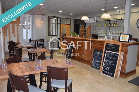 En Ardèche Nord, restaurant traditionnel idéalement situé en centre-ville sur la place principale, lieu d’activité et d’évènements. Ambiance cosy pour la salle, mélange de bois et métal, qui peut accueillir facilement 40 personnes tout en laissant de...