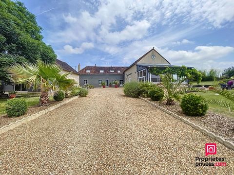 Entouré de son magnifique jardin de plus de 9000 m2, cet ancien corps de ferme intégralement rénové offre de grandes prestations. La demeure est composée au rez-de-chaussée, d'une cuisine dinatoire, d'un grand double séjour cathédrale de 45 m2 avec i...