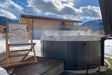 Luxe midden in de bergen: Vakantiechalet met eigen sauna en hot tube op een rustige locatie op 650 m boven de zeespiegel i Inzell. Het chalet is liefdevol ingericht en biedt voldoende ruimte voor maximaal zes personen. Een gezellige keuken, ruime bad...