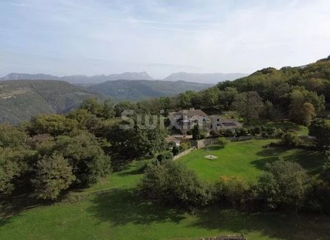 ref358ON : Située entre Montélimar et Dieulefit, cette propriété est posée dans un écrin de verdure. Profitant d'environ 10 ha d'un seul tenant de prairie et de bois, entièrement clôturés, ce bien convient parfaitement pour les amoureux de la nature,...