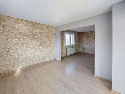 Cette maison idéalement située à proximité du centre-ville et des écoles locales comprend au rez de chaussée, une grande entrée et un espace vous offrant la possibilité d'aménager un dressing ou un bureau selon vos besoins et préférences. Une cuisiné...