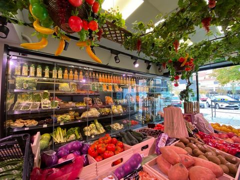 TRANSFER OF GREENGROCER BAKERY! Local transfer set up and ready to enter, current greengrocer activity (fruit, food, bakery). Includes all furniture, cameras, etc. License in process. Clientele. Street floor of 45 m2 Basement floor of 57 m2 Terrace o...