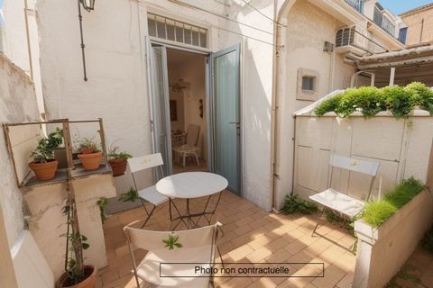 Maison de ville de 1908 chaleureuse et lumineuse proche du centre ville historique de Arles, dans un quartier recherché proposant une belle pièce de vie orientée sud, une cuisine donnant sur une terrasse, une arrière cuisine et une salle d'eau. A l'é...