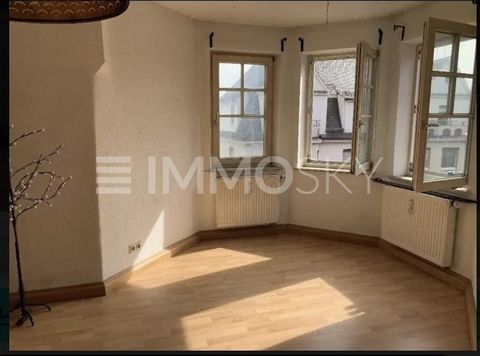 ¡Entra en este acogedor apartamento que no es solo un hogar, sino un lugar de generosidad y luz! Situado en el tercer piso de un encantador edificio de apartamentos cerca de la estación de tren de Augsburgo-Oberhausen, aquí le espera un oasis de segu...