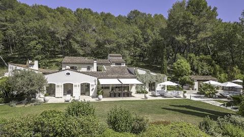 Discover this magnificent property located in Mougins, in the south of France, offering a luxurious setting and top-of-the-range facilities. This villa offers an unforgettable holiday experience in prestigious surroundings. Here is a detailed descrip...