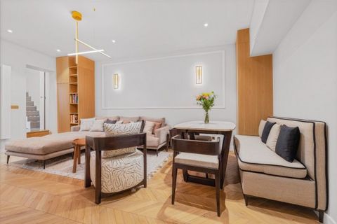 À VENDRE PARIS 2ÈME - MONTORGUEIL - COUP DE COEUR. Situé dans le quartier piéton de Montorgueil , nous vous proposons en exclusivité cet appartement de 52 m2 entièrement rénové et décoré par architecte dans un immeuble ancien du 18ème siècle. Ce supe...